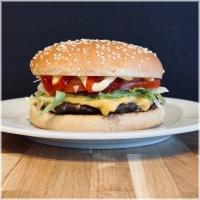 sla, tomaat, ui, chedder kaas, ketchup en mayonaise